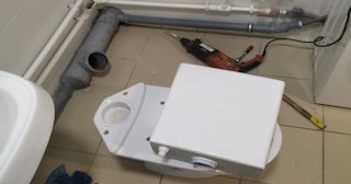 Установка напольного унитаза в Лесосибирске: монтаж под ключ от СантехДомЛсс от 5195 рублей.